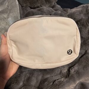 Lululemon everywhere belt bag 1L- light pink